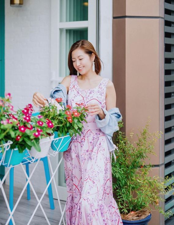 语录 I “幸福没有十全十美，知足就好！”陈自瑶10个适合女生的正能量语录 更多热点 图1张