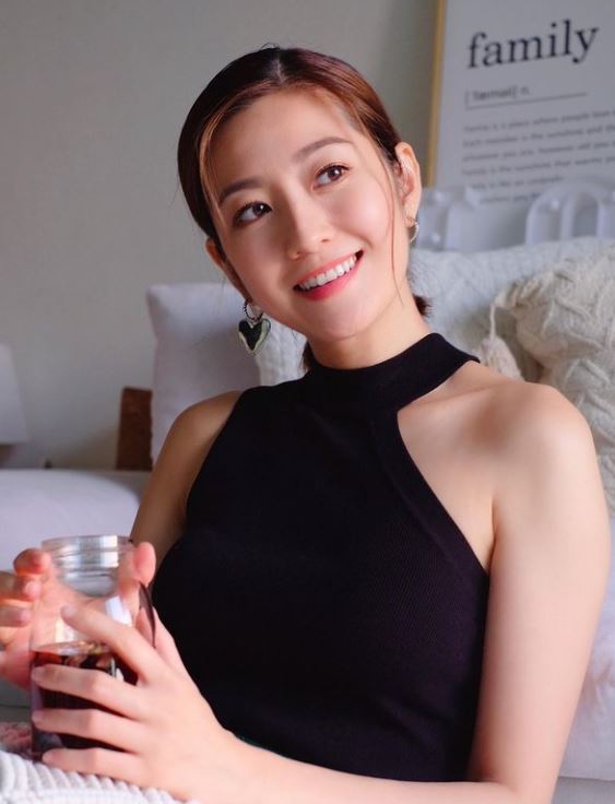 语录 I “幸福没有十全十美，知足就好！”陈自瑶10个适合女生的正能量语录 更多热点 图2张