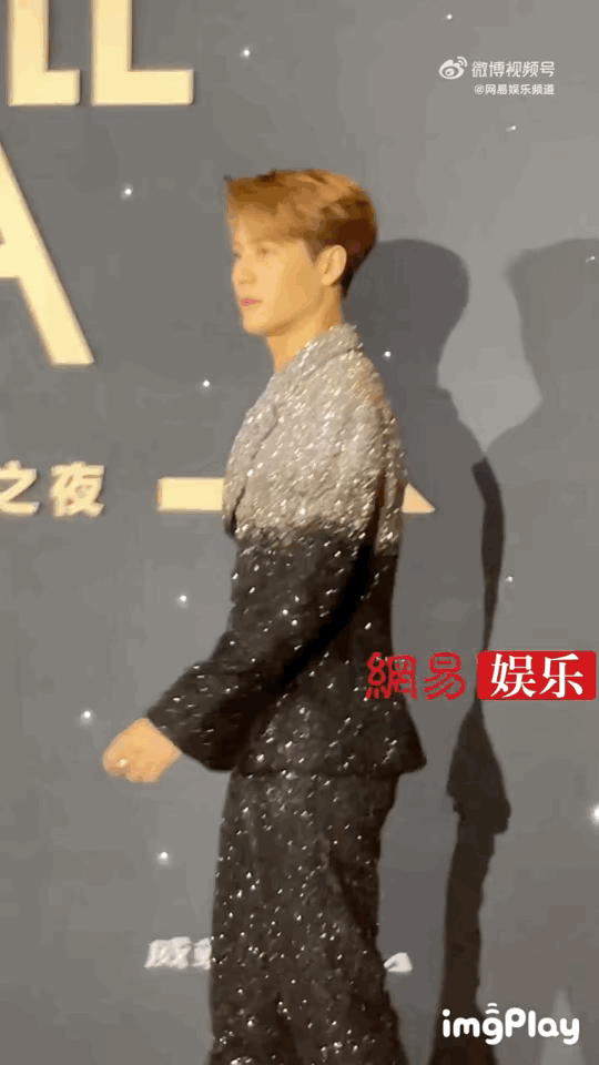 果然是常年健身的男菩萨！ 王嘉尔穿20KG闪钻西装走红毯...是全场最亮的崽 娱乐资讯 图3张