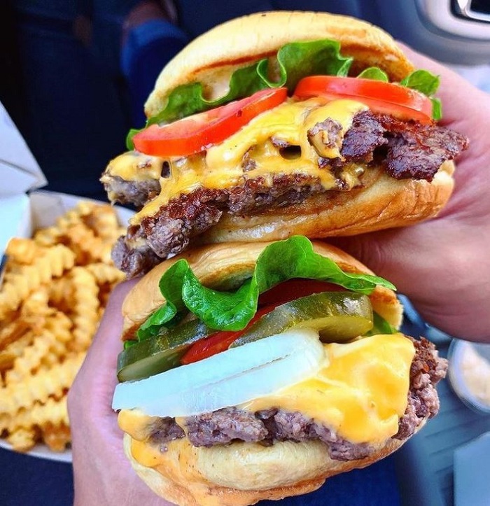 美食 I 纽约最人气的汉堡 Shake Shack，2023年马来西亚人也能吃到啦！ 更多热点 图2张