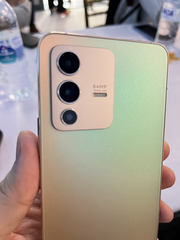 新机 I vivo V23 5G 漂亮登场！ 精致的光致变色绝绝子 售价RM2099 更多热点 图5张