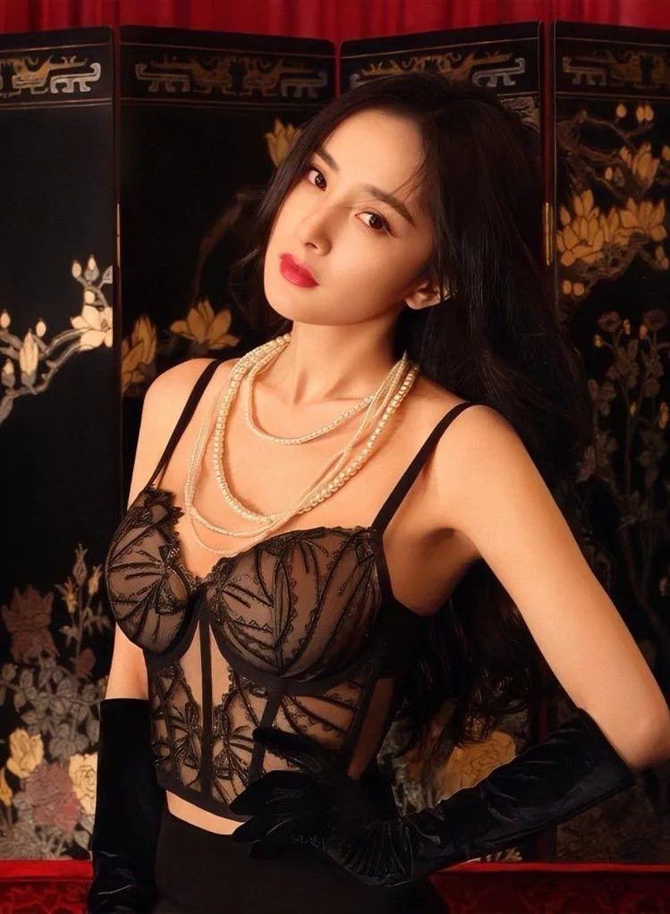 杨幂“黑透肤内衣”影片疯传！最大尺度陆网暴动：人间尤物 时尚资讯 图2张
