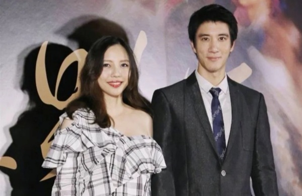 【小编说】比起长又臭的爆料...更欣赏“快狠准”的女人！看看张碧晨和李靓蕾的差别（by 叽喳小妹） 娱乐资讯 图3张