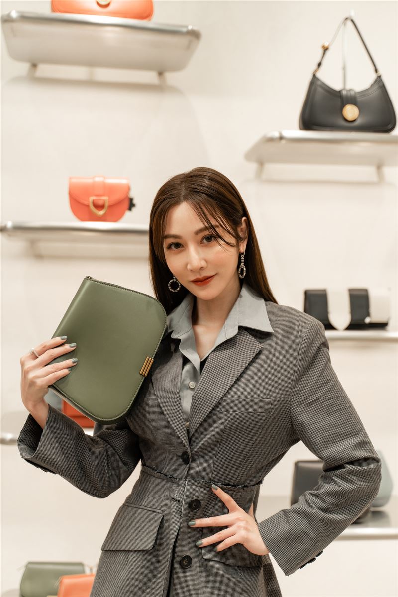 最美训导主任！曾莞婷穿性感膝上靴晒“绝对领域”辣爆网友 时尚资讯 图2张