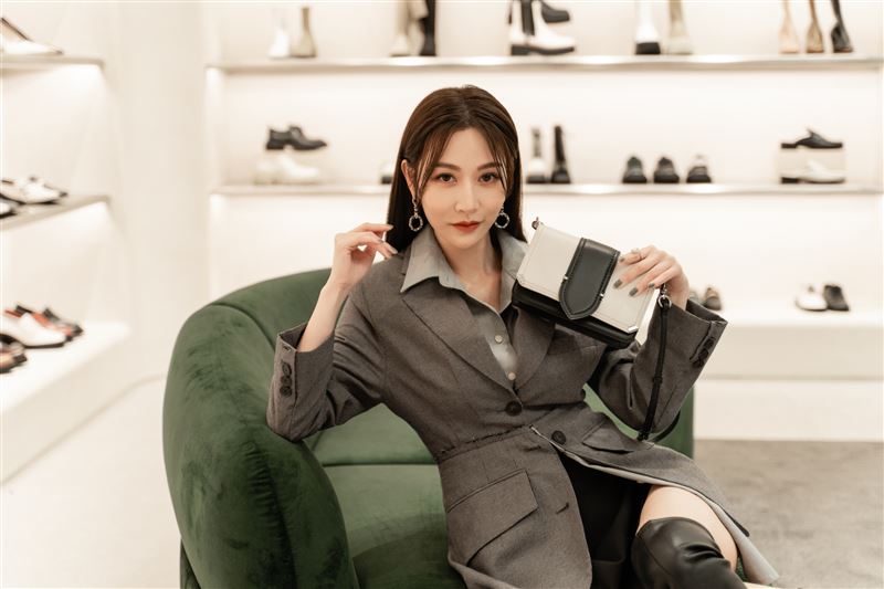 最美训导主任！曾莞婷穿性感膝上靴晒“绝对领域”辣爆网友 时尚资讯 图3张