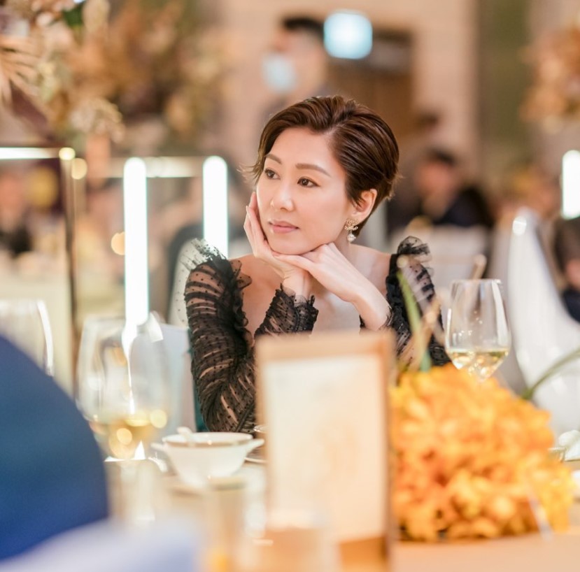 胡定欣罕见长发look！ 连环撞脸薛凯琪、邓紫棋 娱乐资讯 图1张