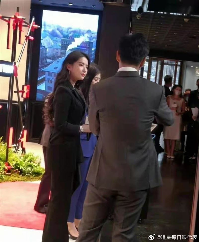 野生刘亦菲本尊0修图“黄金比例肤白腿长”外貌美到网震惊 时尚资讯 图4张