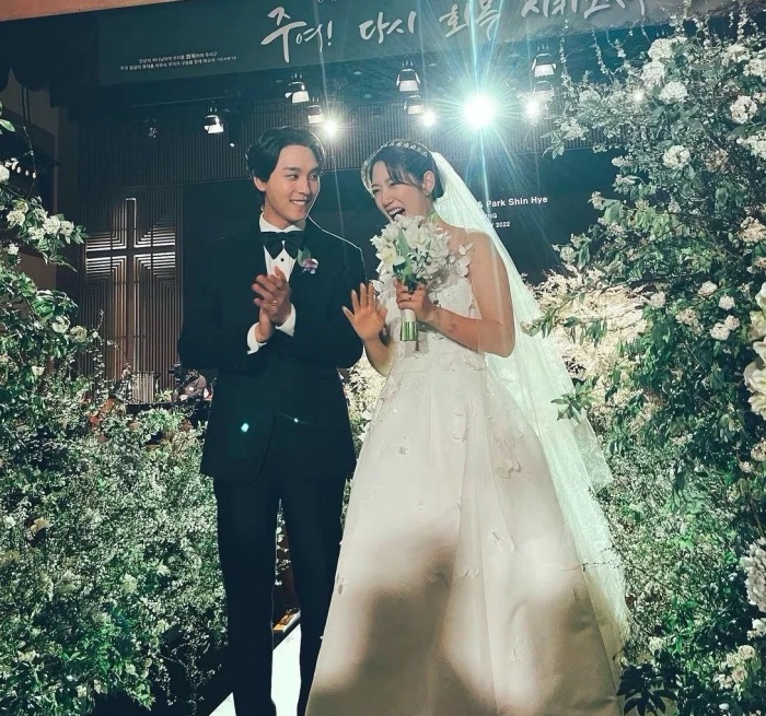Style｜女神朴信惠结婚了！身穿绝美镂空婚纱出自“晚礼服之王”！ 更多热点 图5张