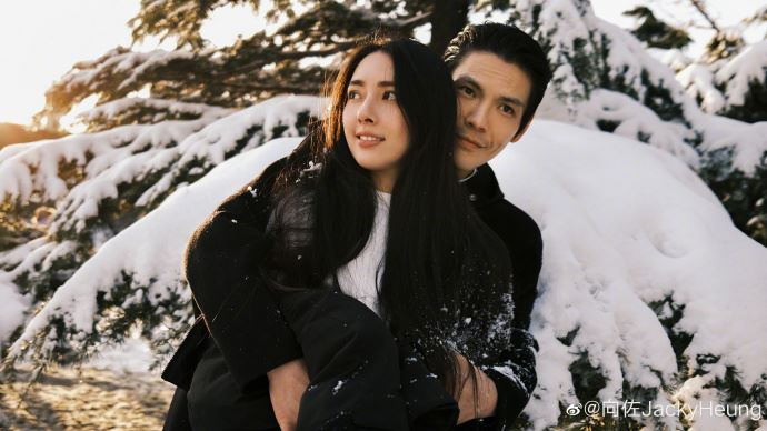 向佐紧搂郭碧婷　雪中大片曝“一家三口”发文刷爱心藏秘密 时尚资讯 图1张