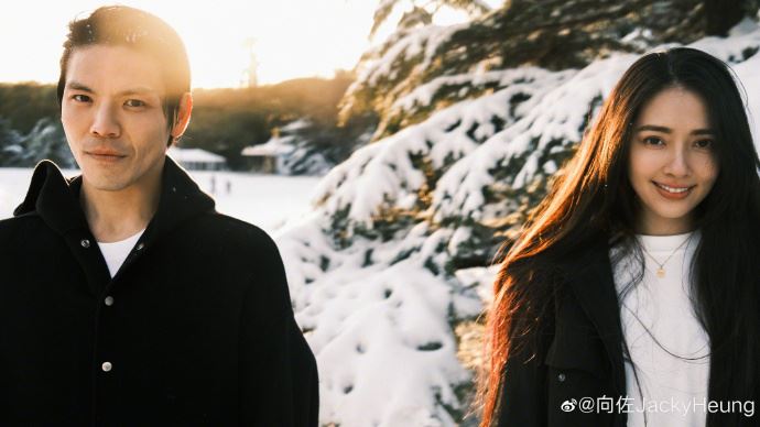 向佐紧搂郭碧婷　雪中大片曝“一家三口”发文刷爱心藏秘密 时尚资讯 图2张
