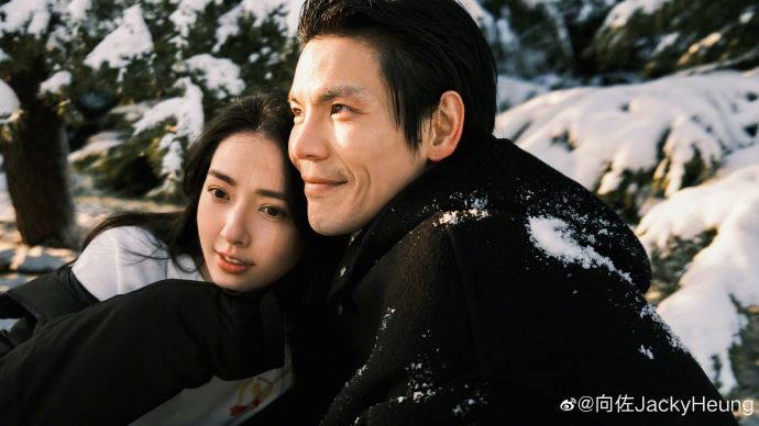 向佐紧搂郭碧婷　雪中大片曝“一家三口”发文刷爱心藏秘密 时尚资讯 图3张