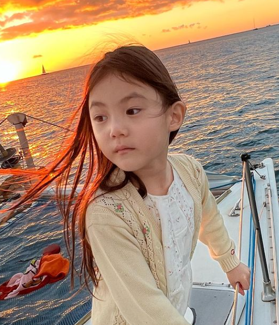 陈冠希5岁女儿海上摆拍！五官像爸爸 娱乐资讯 图1张