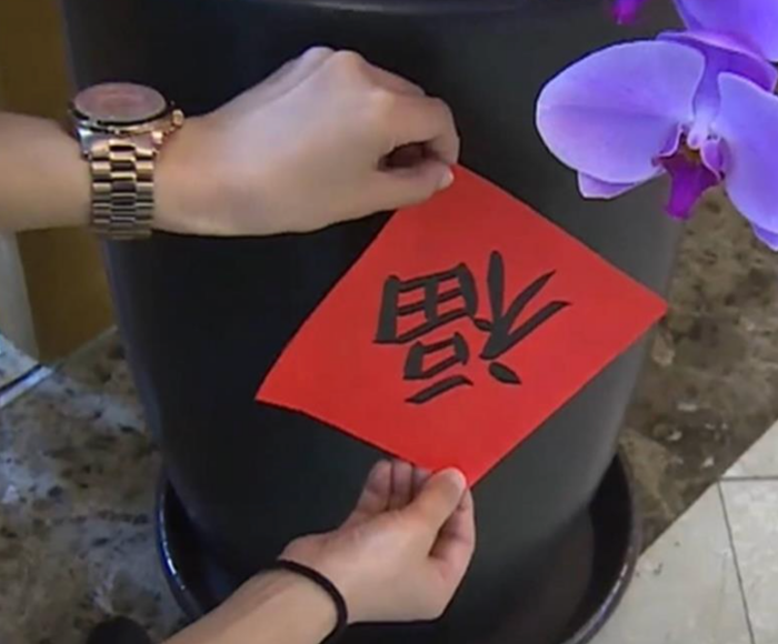 Ü虎2022｜99%人都搞错了，大门“福”可不能乱“倒”着贴！ 更多热点 图2张