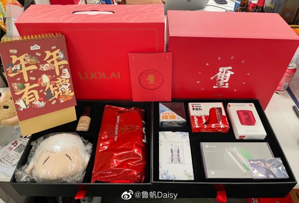 开箱马来西亚艺人送的新年礼盒！虞书欣“蝴蝶结造型火锅底料”太可爱了~ 娱乐资讯 图4张