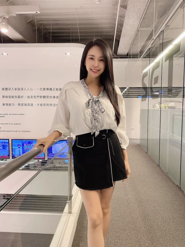甜心主播过年全身红变“潮流妹仔”高毓璘铅笔美腿全现形！ 时尚资讯 图1张