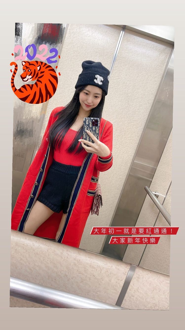 甜心主播过年全身红变“潮流妹仔”高毓璘铅笔美腿全现形！ 时尚资讯 图3张