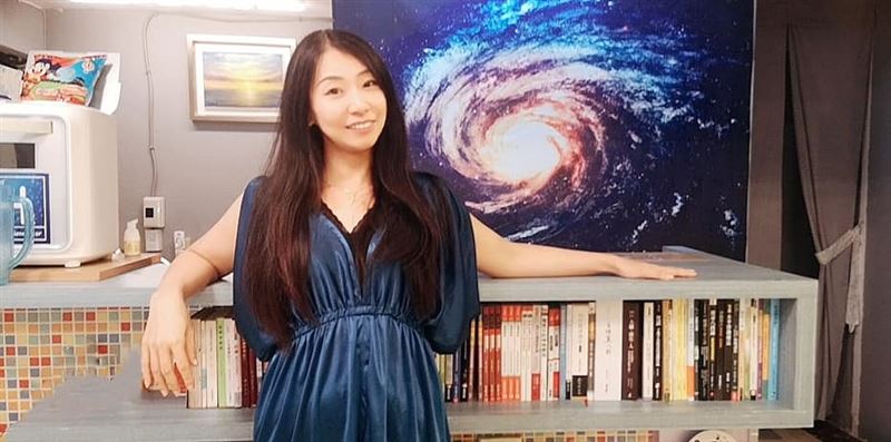 独家／女艺术家创新画派挑战NFT　黄伟亭获法国荣誉勋章 时尚资讯 图1张