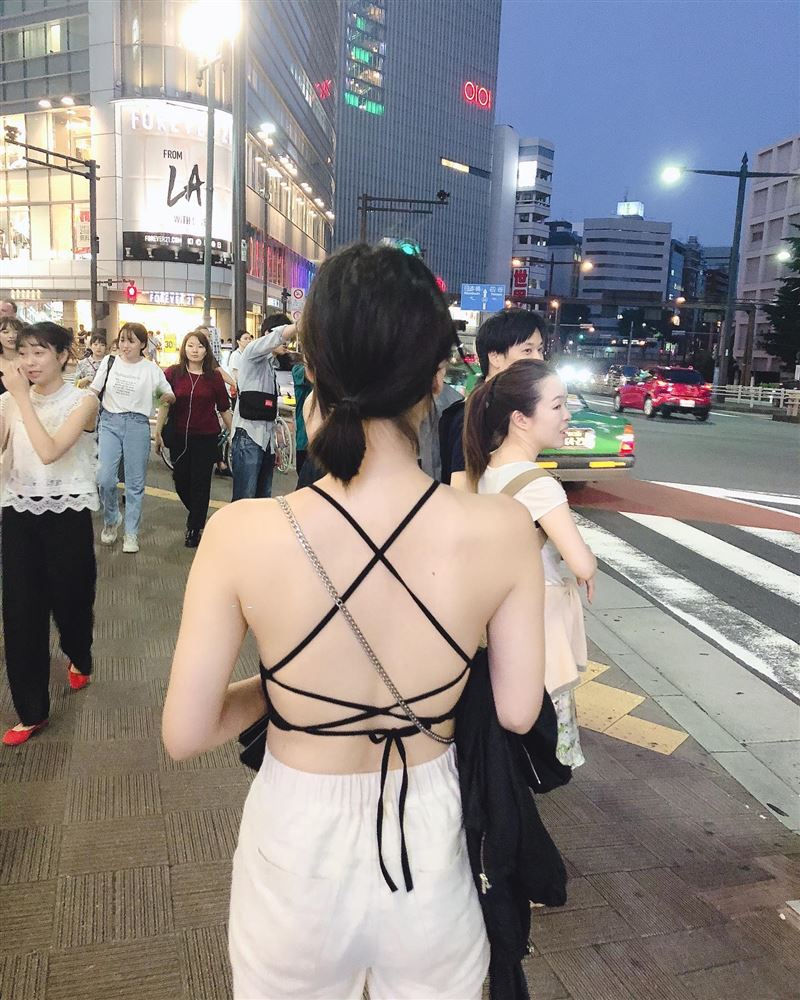 阿圆晒“逛街战袍”双球险蹦出！转身裸背爆辣：我真的很敢 时尚资讯 图3张