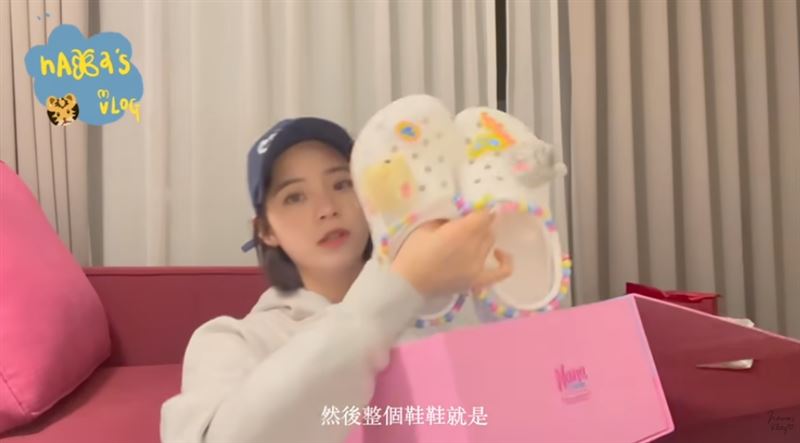 欧阳娜娜不甩丑鞋负评！照样开箱谈“设计理念”竟掀购买潮 时尚资讯 图2张