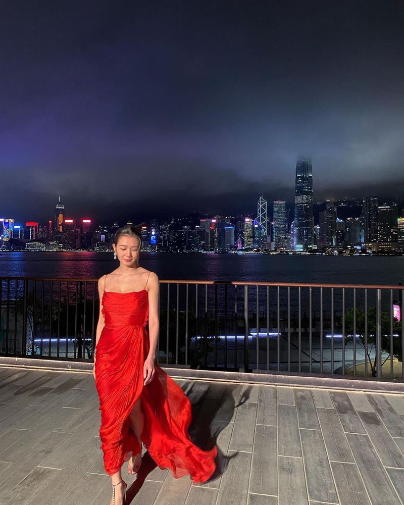 “超正宅女”犯规！麦明诗“低胸弧度失守”情人节放送福利 时尚资讯 图3张