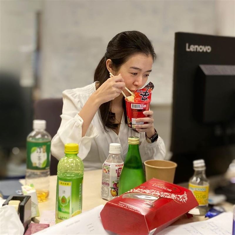 “超正宅女”犯规！麦明诗“低胸弧度失守”情人节放送福利 时尚资讯 图4张