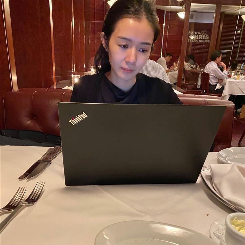 “超正宅女”犯规！麦明诗“低胸弧度失守”情人节放送福利 时尚资讯 图5张