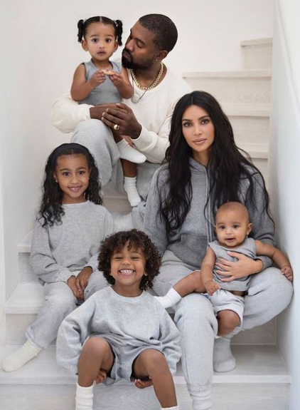 Kanye West情人节分手女友！同天送前妻一车玫瑰花！ 娱乐资讯 图3张