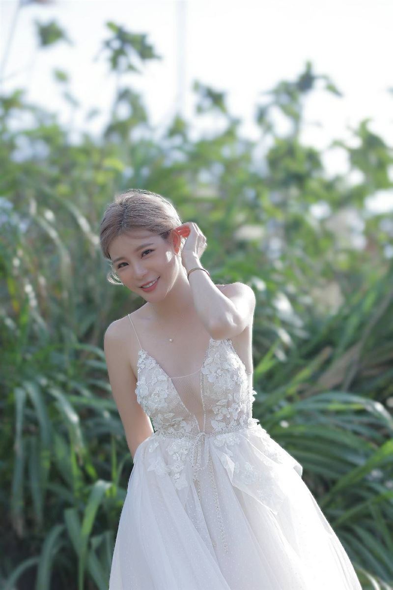 孟庆而情人节曝佳音！秀透视婚纱“花瓣遮胸”露超遐想曲线 时尚资讯 图1张