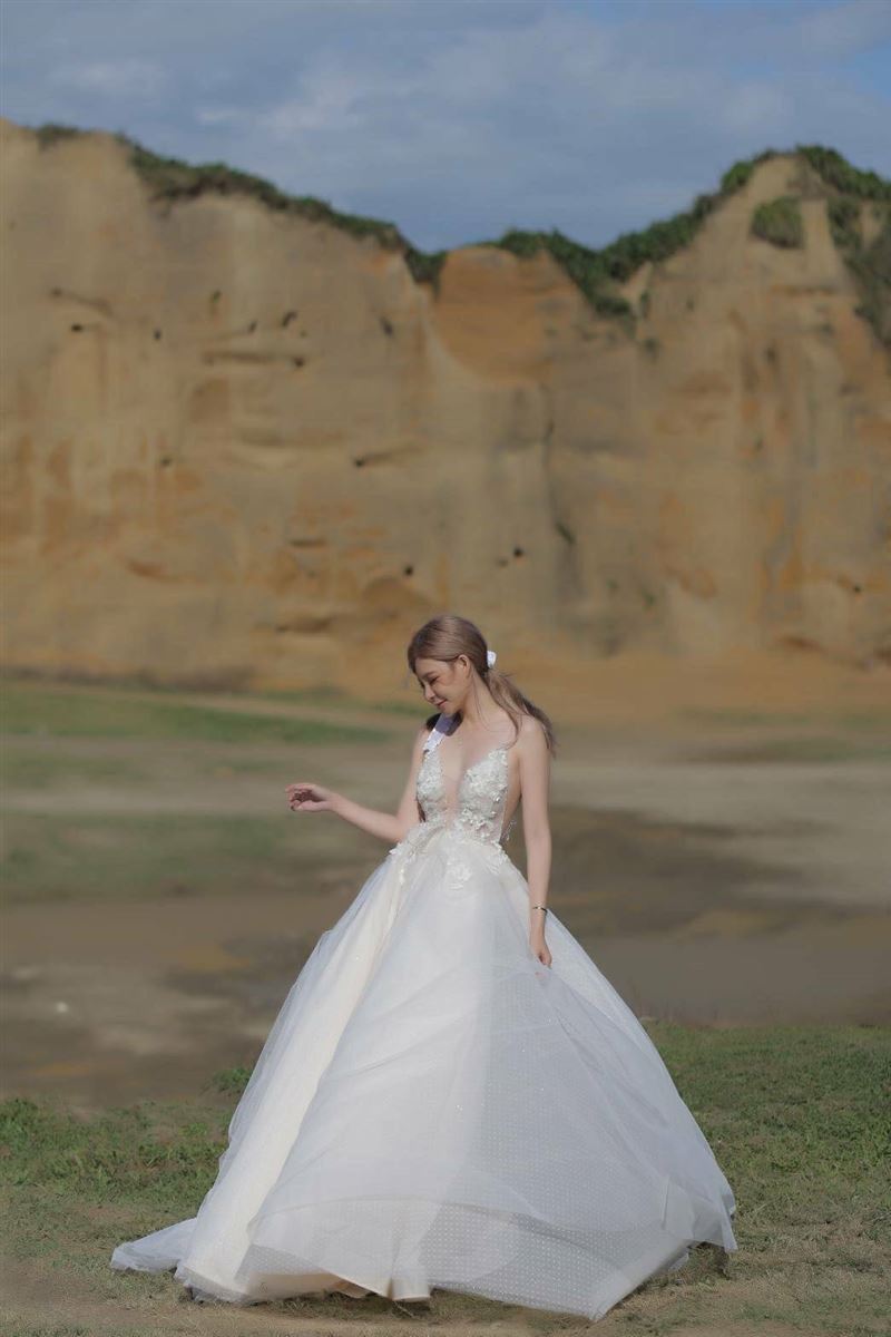 孟庆而情人节曝佳音！秀透视婚纱“花瓣遮胸”露超遐想曲线 时尚资讯 图5张