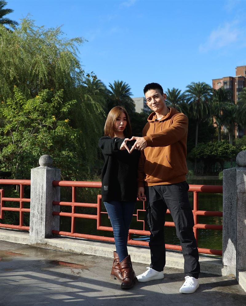 王家梁送“超巨心型钻戒”大到许维恩手指遮住！网全惊呆 时尚资讯 图1张