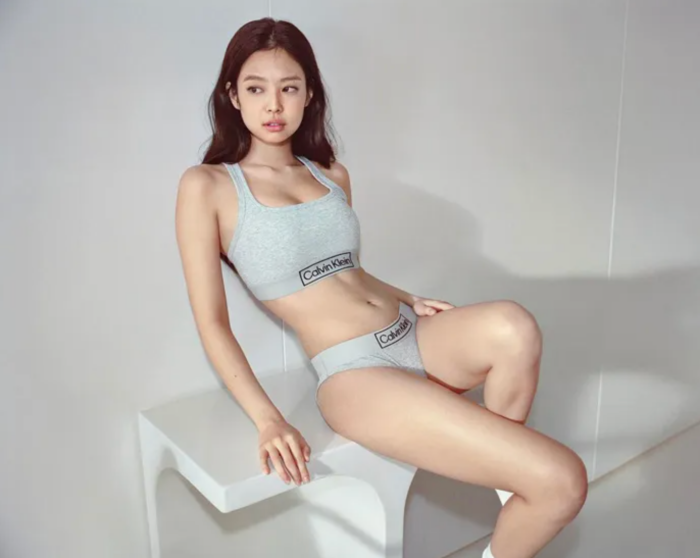 Style｜Jennie躺沙发拍内衣广告，连发多张性感慵懒形象照助攻CK 更多热点 图2张