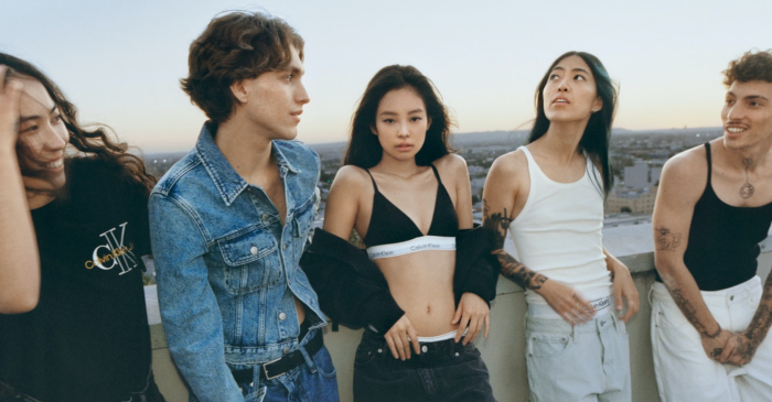 Style｜Jennie躺沙发拍内衣广告，连发多张性感慵懒形象照助攻CK 更多热点 图3张
