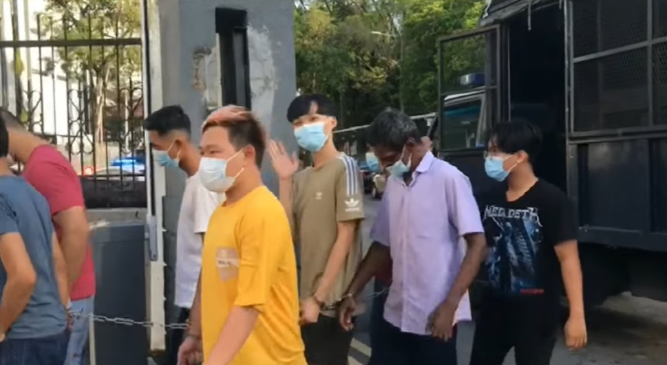 【Bryan Wee被捕】手被上拷画面曝光！ 风骚露肩送飞吻：等我回来 娱乐资讯 图1张