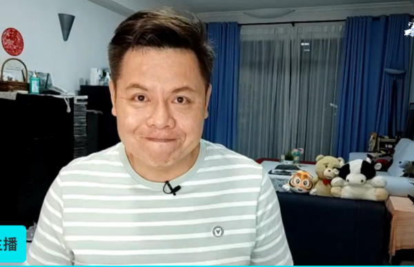 遭指憋笑报道Bryan Wee新闻 陈嘉荣澄清：习惯性笑容！重现“忍笑”画面 娱乐资讯 图3张