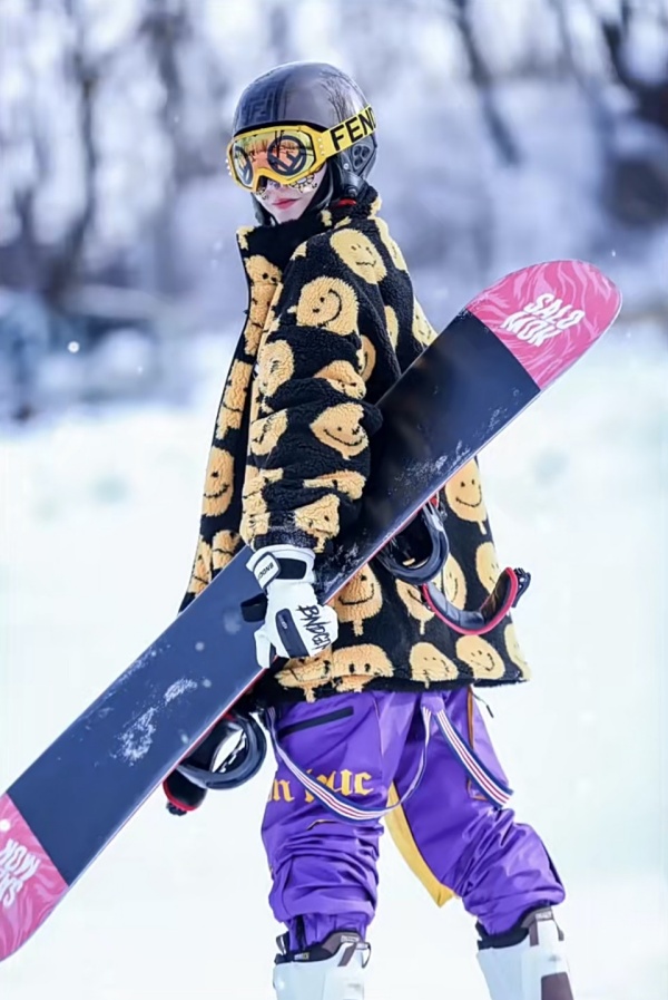 爱美不要命？38岁李彩桦一件Bra上阵 拍雪地写真 娱乐资讯 图1张