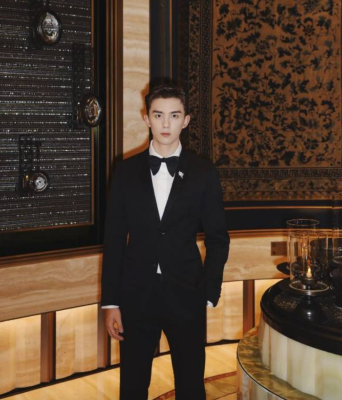 Style｜吴磊越大越会穿，时尚造型狂出圈，难怪品牌也急抢人 更多热点 图1张