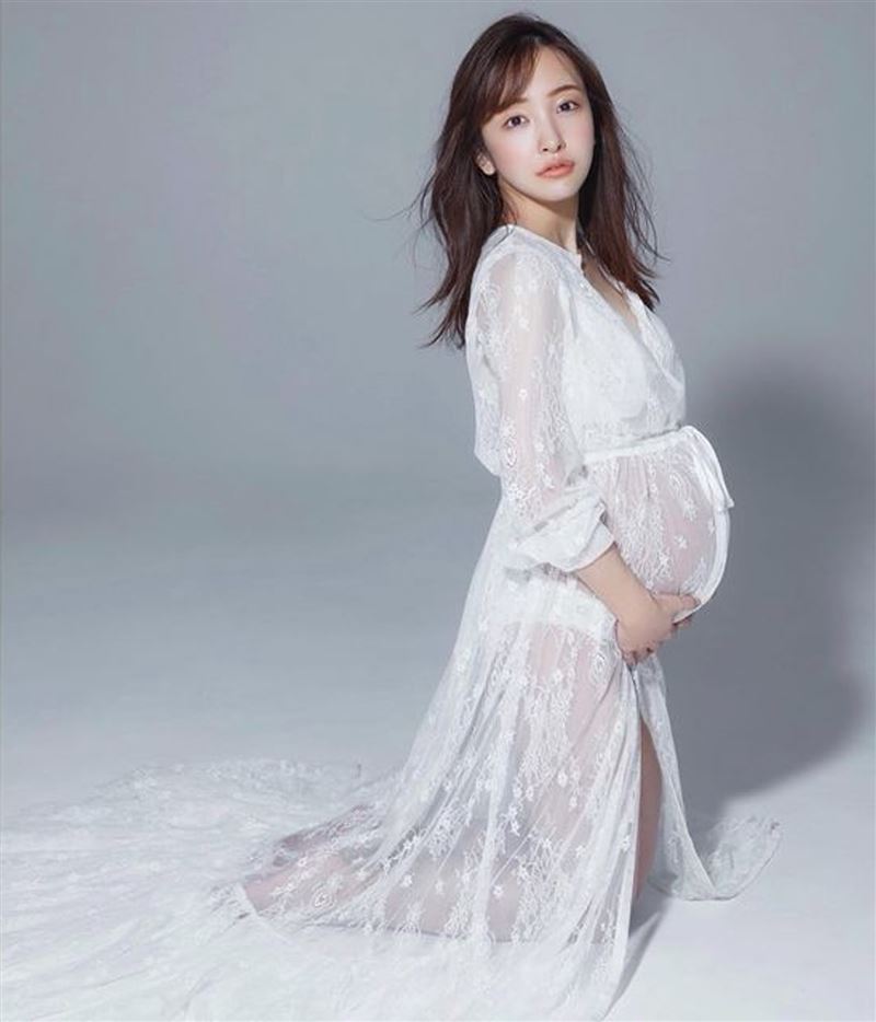 板野友美产后首晒性感！辣人妻“裸身没穿”网惊：零赘肉 时尚资讯 图2张