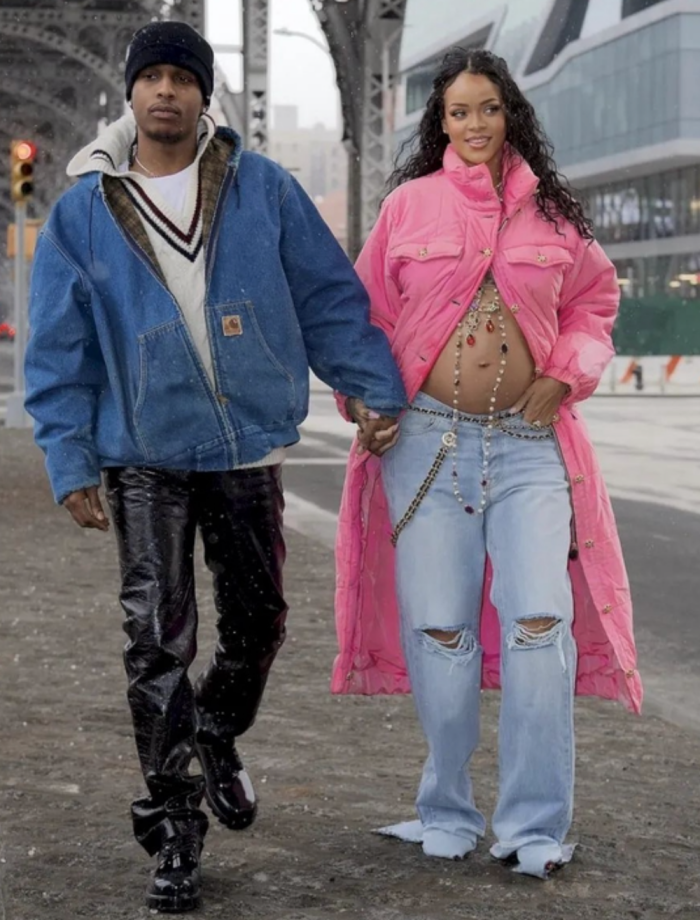 Style｜穿20年旧Chanel外套当孕妇装，盘点Rihanna超狂孕妇穿搭 更多热点 图1张