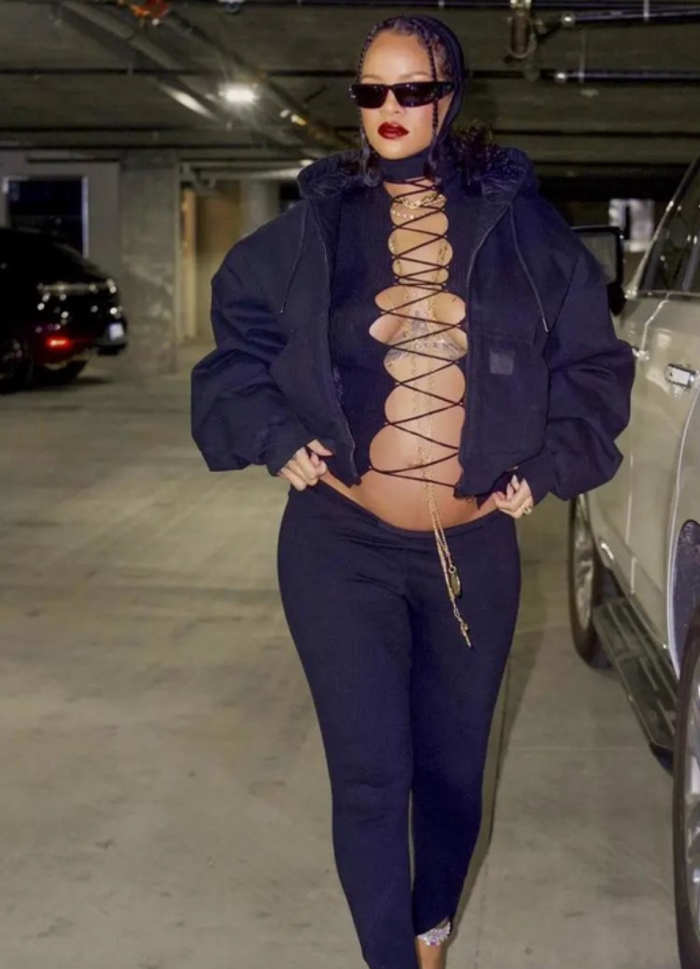 Style｜穿20年旧Chanel外套当孕妇装，盘点Rihanna超狂孕妇穿搭 更多热点 图3张