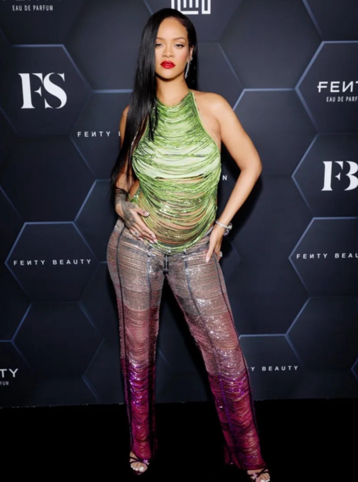 Style｜穿20年旧Chanel外套当孕妇装，盘点Rihanna超狂孕妇穿搭 更多热点 图5张
