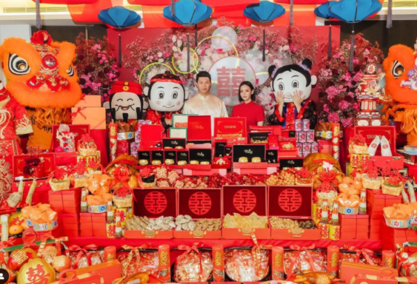 何猷君前女友高调二婚！金头饰、金手镯、金戒指、鸽子蛋钻戒集齐一身！ 娱乐资讯 图3张