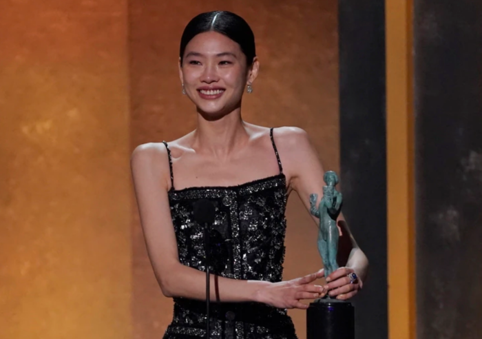 Style｜首次入围即夺后，《鱿鱼游戏》郑好娟绝美幸运红毯礼服来自它！ 更多热点 图1张