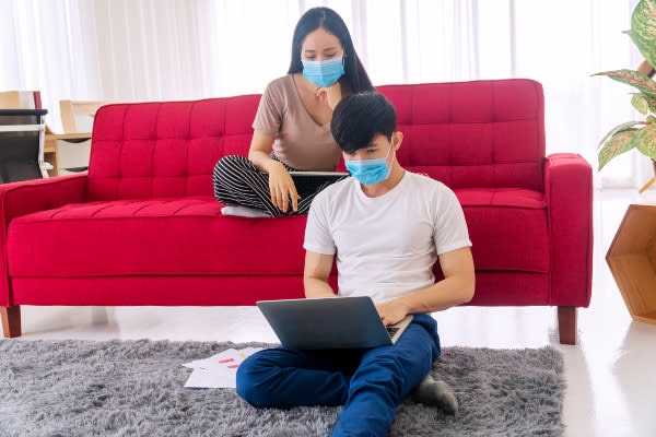【小编说】频频听到身边人确诊，你内心是奔溃还是希望自己也一起“阳”呢？（by 精致小猪） 更多热点 图2张
