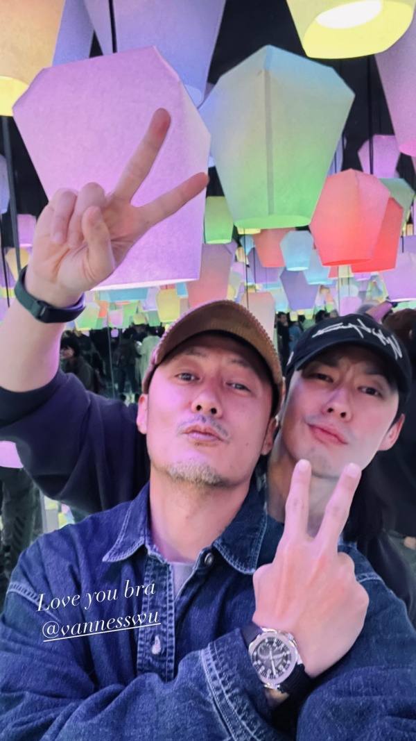 余文乐晒吴建豪合照！失手把“Bro”写成“Bra” 娱乐资讯 图1张