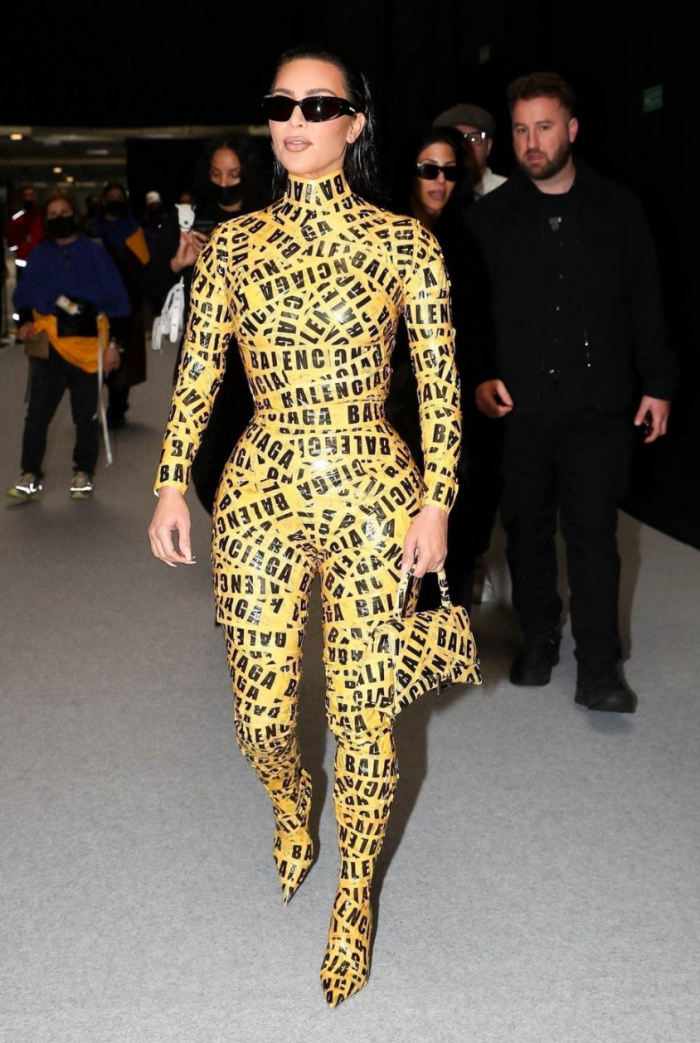Style｜谁能比她狂？Kim Kardashian 全身缠满“黄X胶纸”出席时装秀 更多热点 图1张