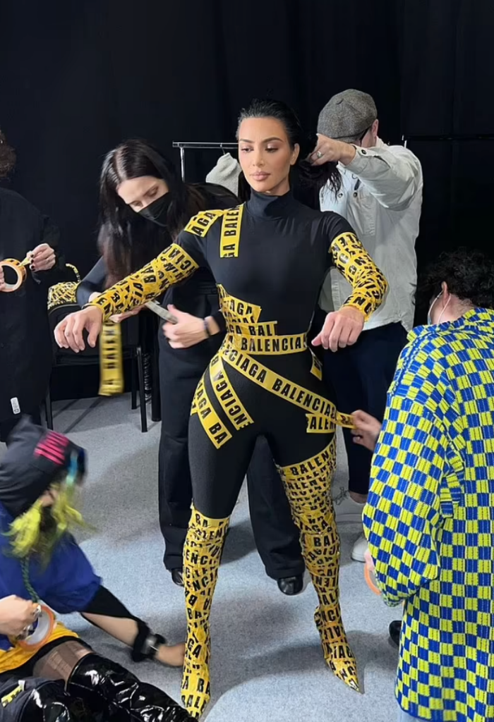 Style｜谁能比她狂？Kim Kardashian 全身缠满“黄X胶纸”出席时装秀 更多热点 图3张
