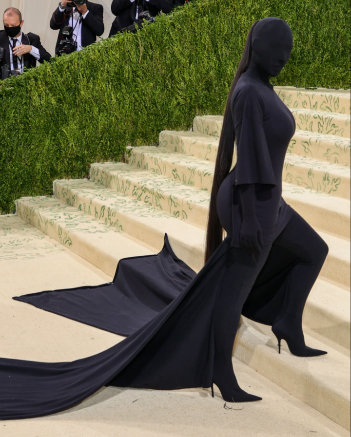 Style｜谁能比她狂？Kim Kardashian 全身缠满“黄X胶纸”出席时装秀 更多热点 图6张