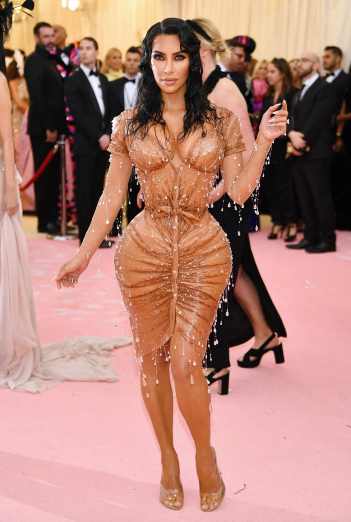 Style｜谁能比她狂？Kim Kardashian 全身缠满“黄X胶纸”出席时装秀 更多热点 图7张
