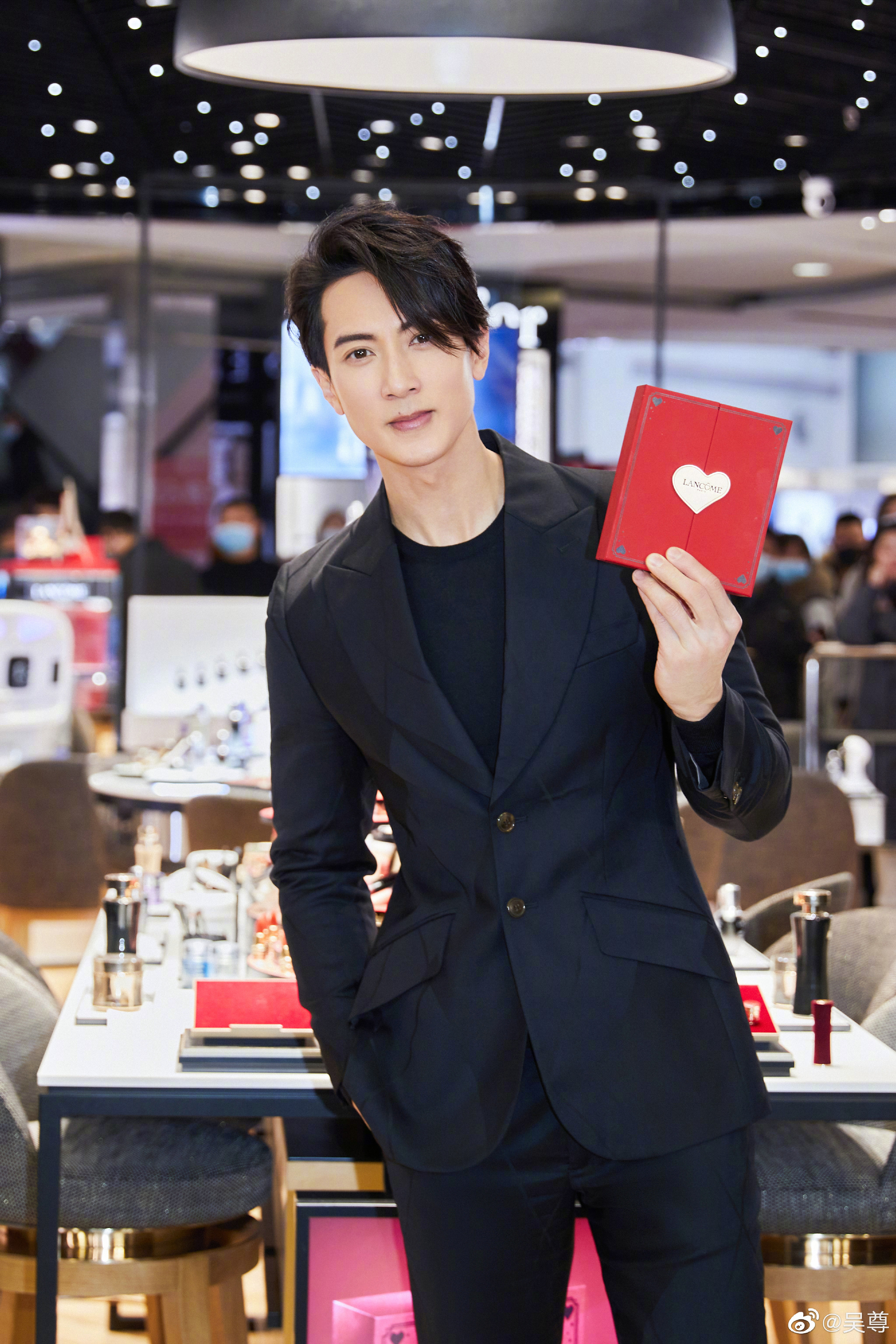 吴尊打球晒伤！ 脖子脱皮、后背起三大片水泡 娱乐资讯 图1张