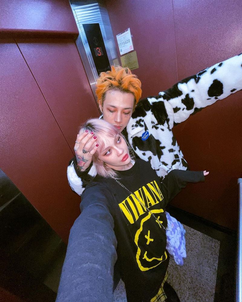 夯团主唱威秀私约“混血辣模”女友被抓包！招牌刺青秒认出 时尚资讯 图2张